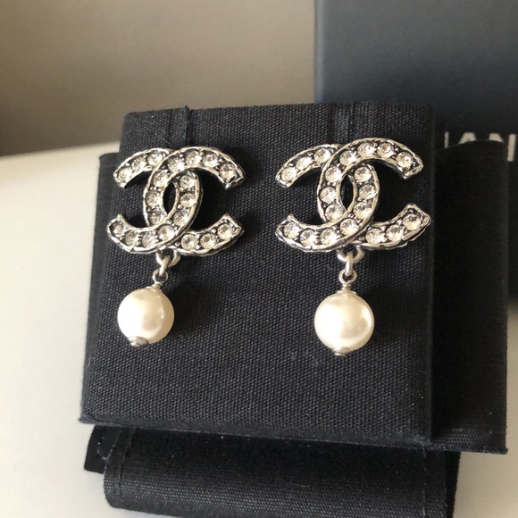 NEW Classic Chanel CC earrings with crystals and pearls - Picture 4 of 11